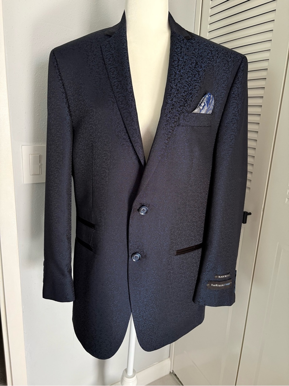 Men's Navy Textured Two-Button Blazer. Size 42R